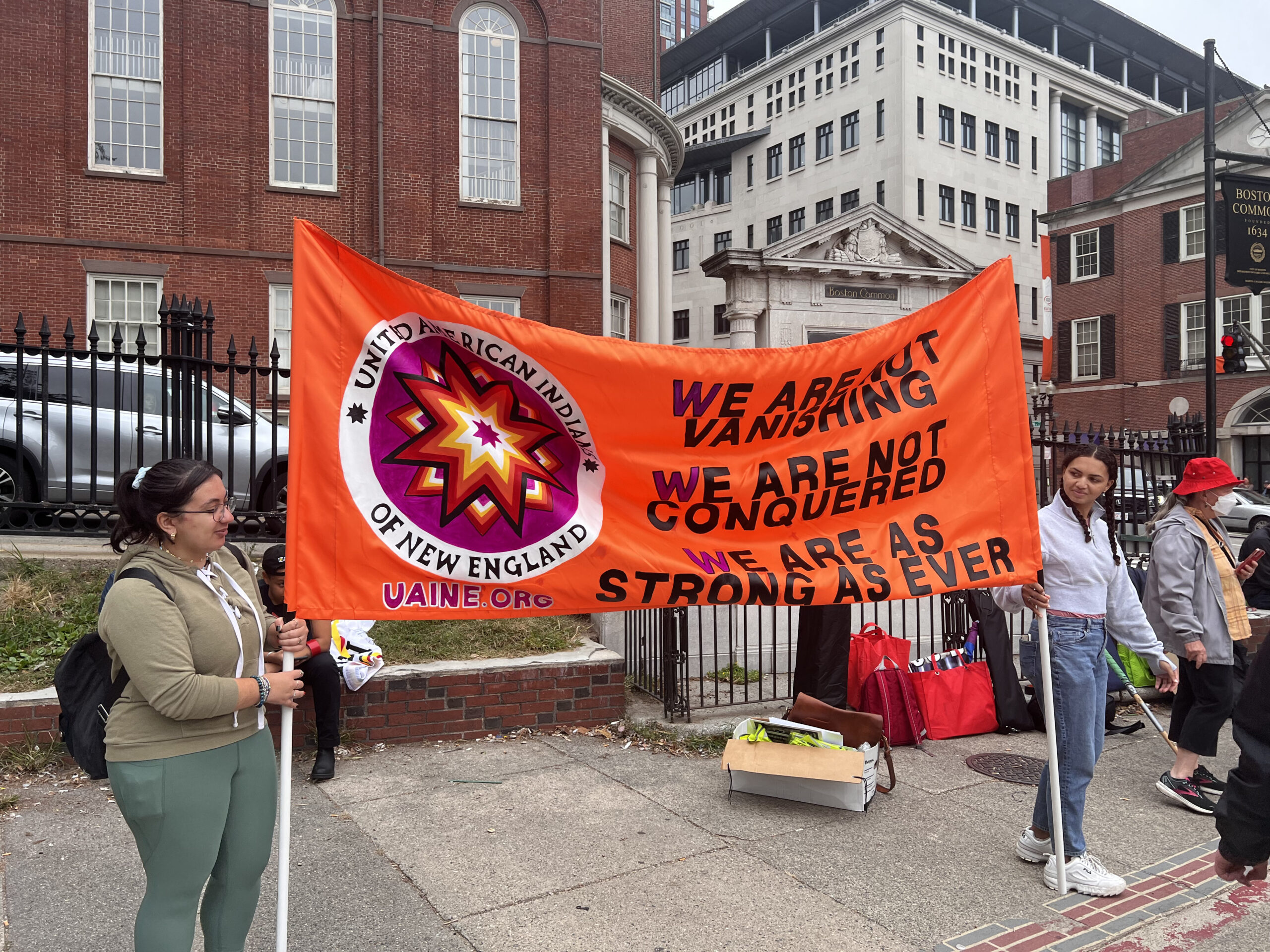 抗议者在波士顿公园集会，要求马萨诸塞州正式承认原住民日